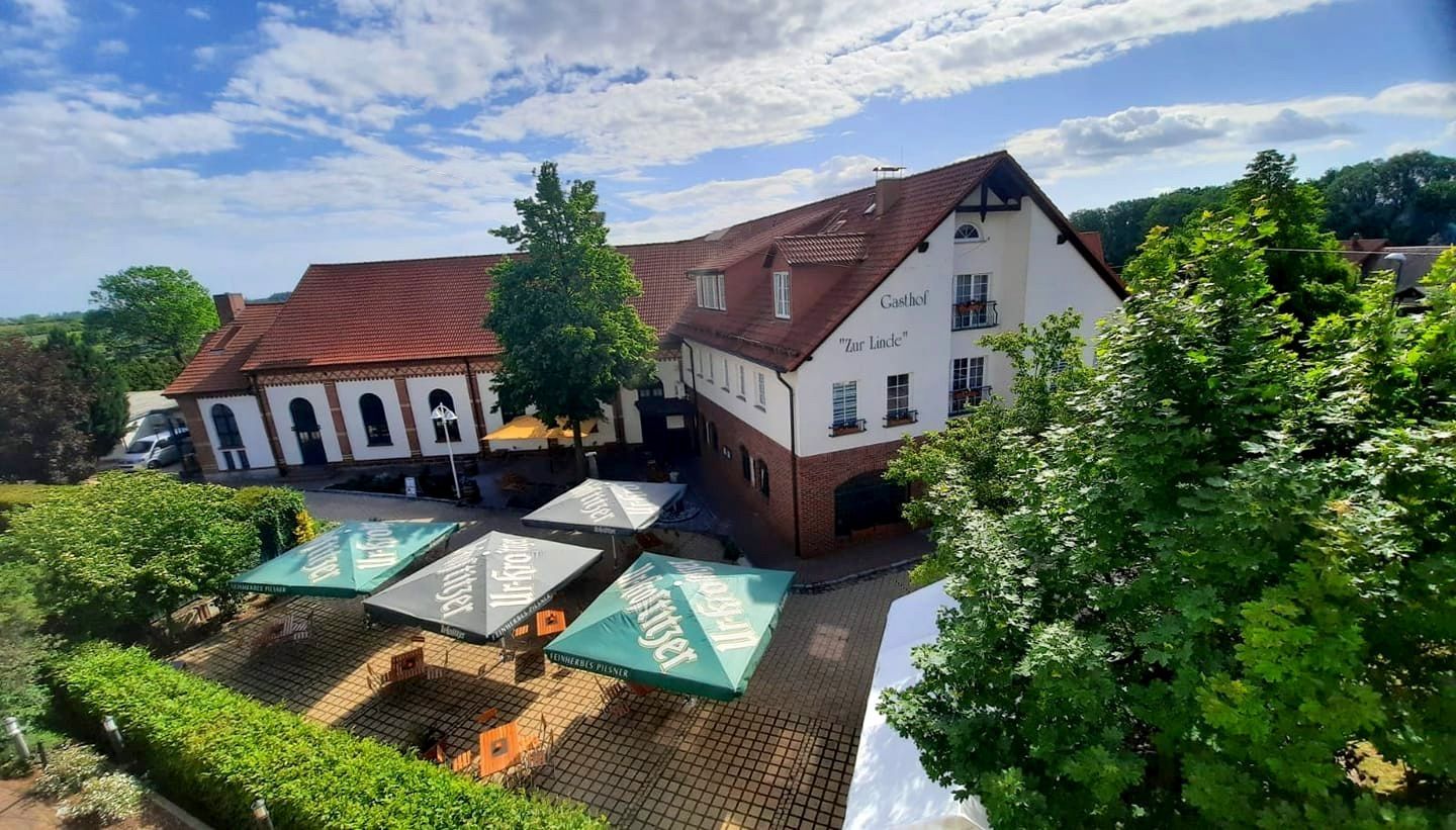 Hotel und Restaurant „Zur Linde“ in Leuna-Spergau – Außenansicht mit Biergarten